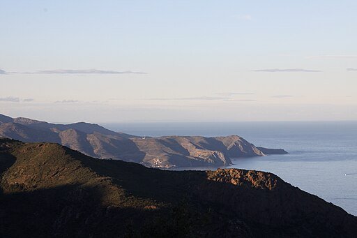 Paysage côtier catalan vu depuis la route du monastère de Sant Pere de Rodes, avec le Cap Cerbère et La Rovellada en arrière-plan.