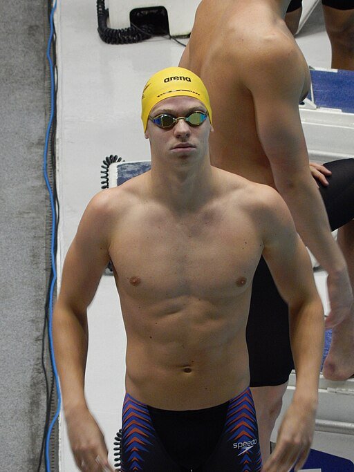 Léon Marchand lors des préliminaires du 400 yard medley individuel aux Championnats Pac-12 de natation 2023.