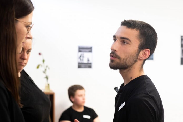 Stéphane, jeune ambassadeur contre le harcèlement scolaire, en discussion avec des élèves lors d'une session de sensibilisation