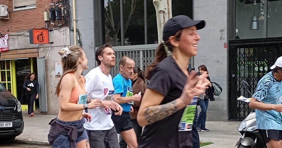Marie en pleine course dans les rues de Barcelone lors du marathon 2025