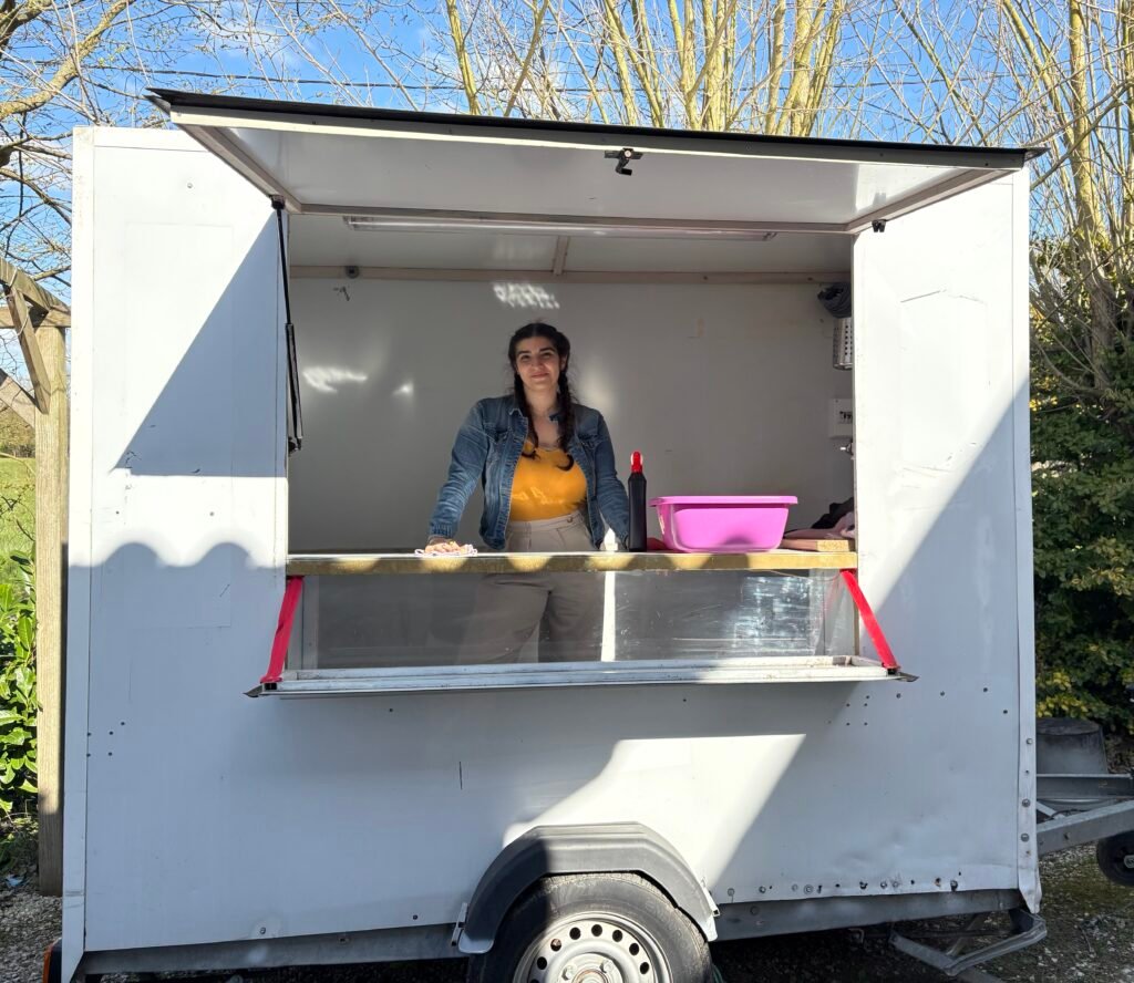Coffee truck Meitea'café avec sa propriétaire proposant des boissons chaudes artisanales à emporter ou à déguster sur place