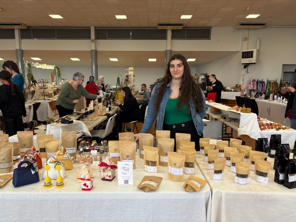 Stand de Meitea'café présentant une variété de thés et cafés artisanaux en sachets kraft lors d'un marché local en Tarn-et-Garonne
