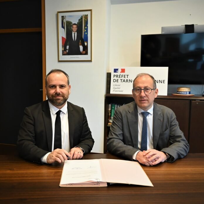 Stéphane DE CARLI et le préfet Vincent Roberti lors de la prise de fonction à la préfecture de Tarn-et-Garonne