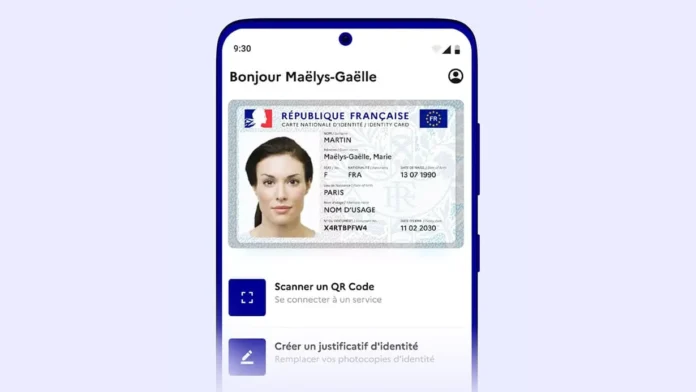 Application France Identité affichée sur smartphone avec carte d'identité au format carte bancaire pour activation simplifiée en mairie