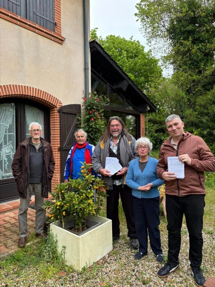 Militants du PCF de Castelsarrasin avec Julien Sueres lors de leur tournée des quartiers en vue des municipales 2026