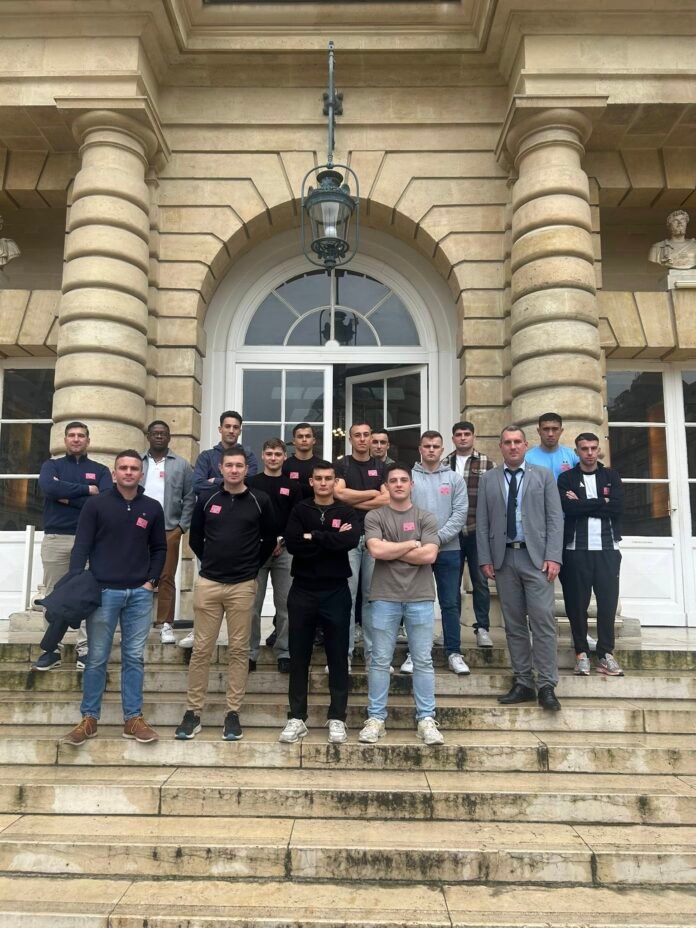 Soldats du 17e Régiment du Génie Parachutiste de Montauban avec Pascal Ellul devant le Grand Perron du Sénat