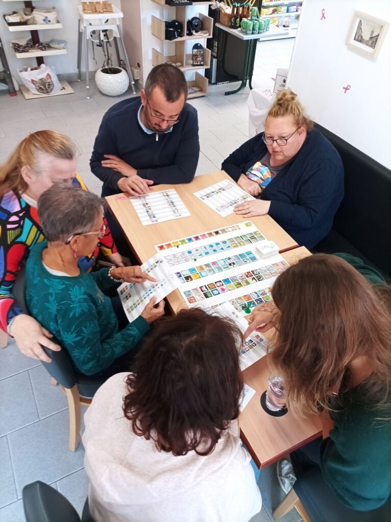 Animation jeux de société par l'association Tartem'Pion avec plusieurs adultes autour d'une table de jeu