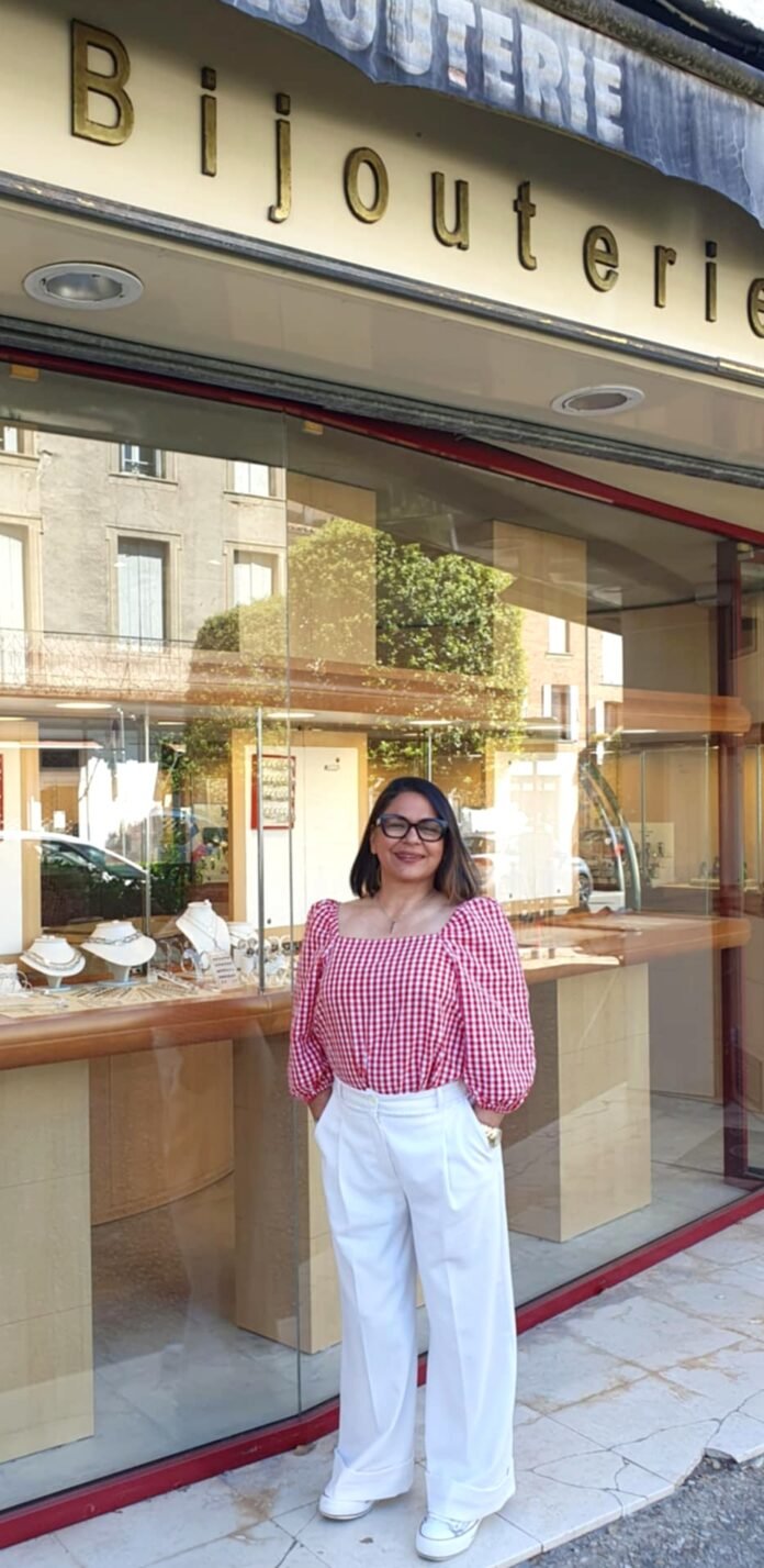 Nancy Sadatian devant sa bijouterie boulevard Léonce Granié à Caussade pendant la liquidation avant fermeture définitive