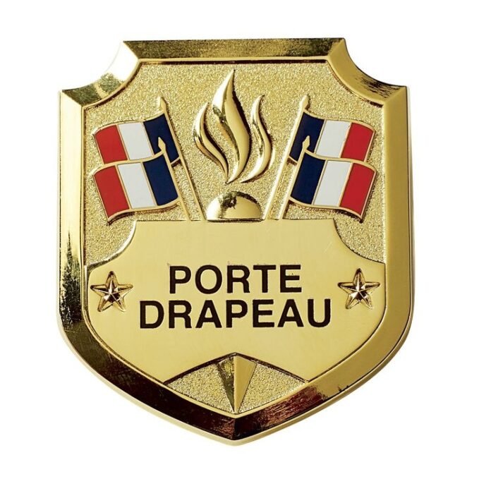 Insigne officiel de porte-drapeau français avec drapeau tricolore, flamme et inscription dorés sur fond or