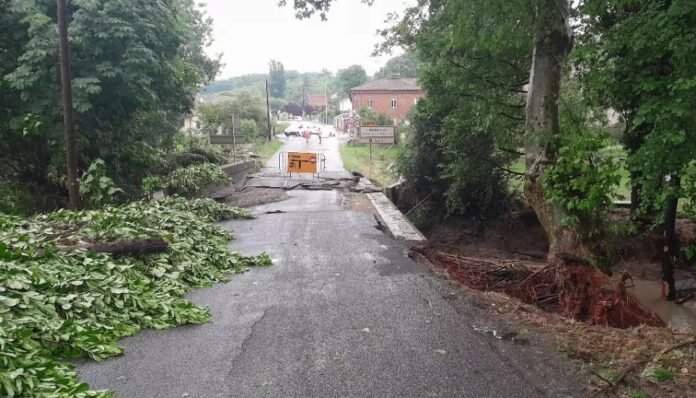 Route départementale effondrée et arbre déraciné suite aux violentes intempéries en Tarn-et-Garonne du 19 mai 2025