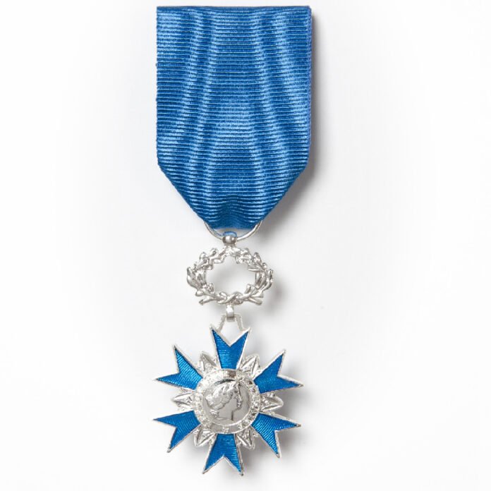 Médaille de l'Ordre National du Mérite français avec ruban bleu et blanc
