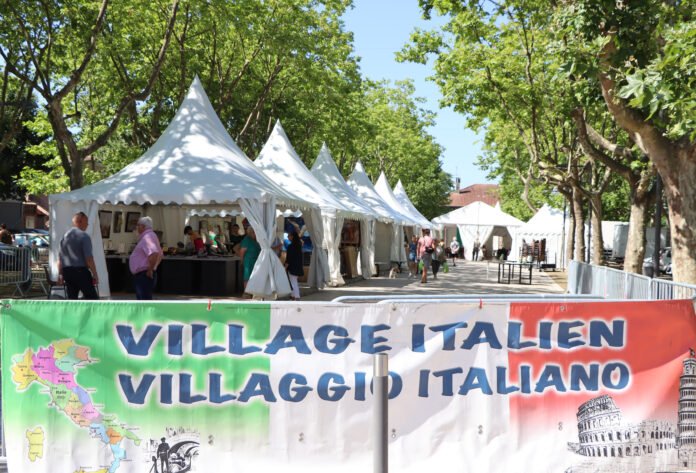Village italien de Castelsarrasin avec stands d'artisans sous tentes blanches, produits italiens et bannière 