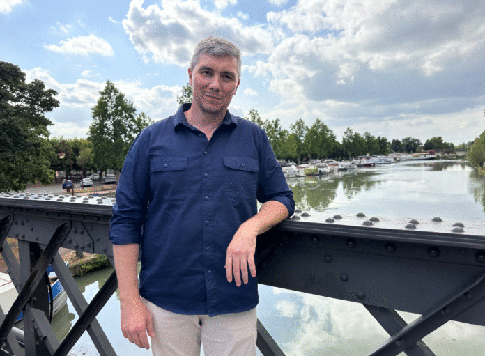 Julien Sueres, candidat à la mairie de Castelsarrasin pour les élections municipales de 2026, photographié près d'un cours d'eau
