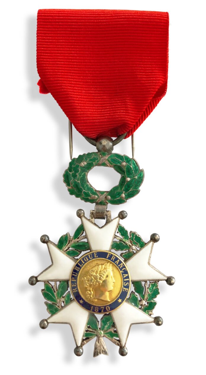 Médaille de chevalier de la Légion d'honneur avec ruban rouge, distinction remise lors de la promotion du 14 juillet 2025