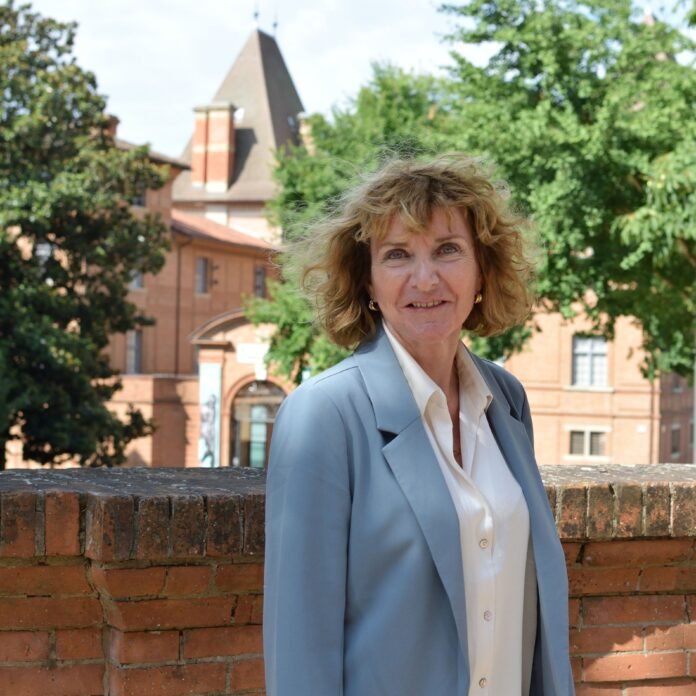 Catherine Simonin-Benazet, candidate aux élections législatives en Tarn-et-Garonne, photographiée dans le centre historique de Montauban
