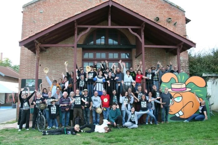 Équipe de bénévoles du festival Alors Jouons ! devant l’ancienne papeterie de Montech