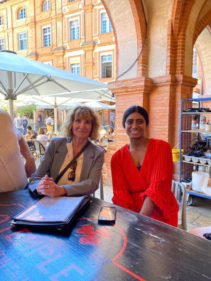 Prisca Thévenot et Catherine Simonin-Bénazet assises à une table en terrasse à Montauban