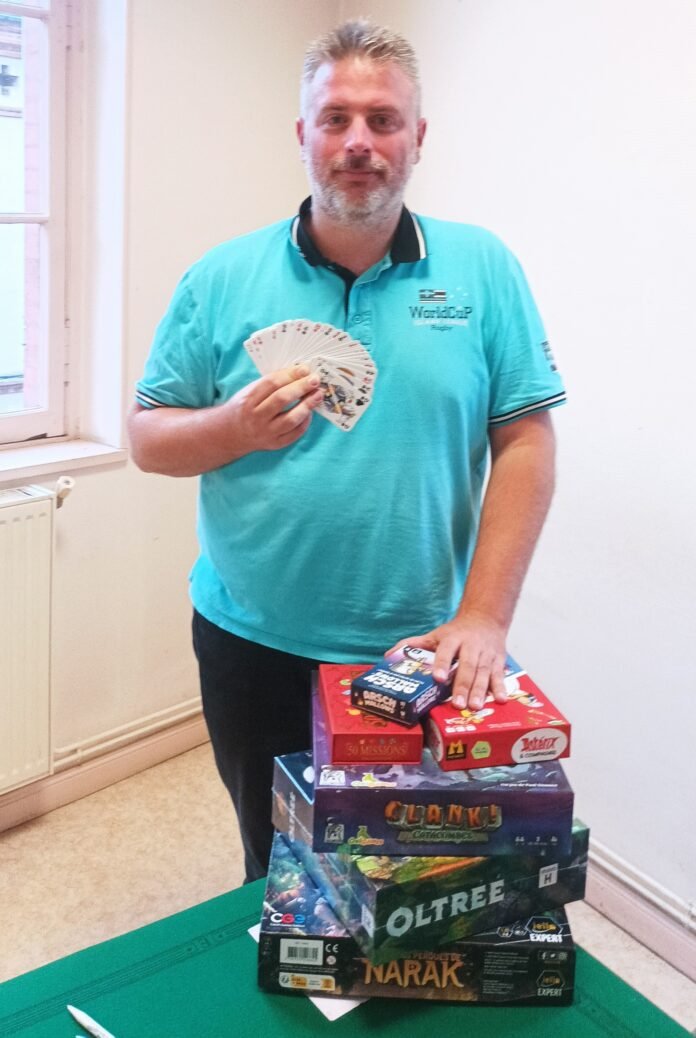 Marc Zulian, président de Tartem'Pion, présente cartes à jouer et jeux de société pour la nouvelle section belote