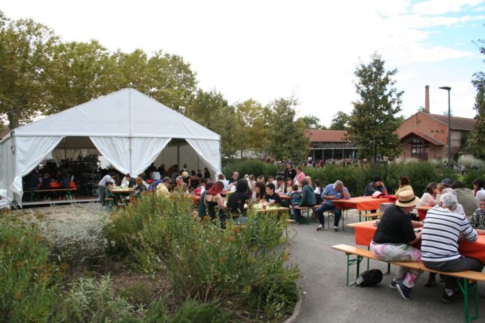 Festival Alors Jouons à l'ancienne papeterie de Montech - visiteurs jouant en plein air sous chapiteaux