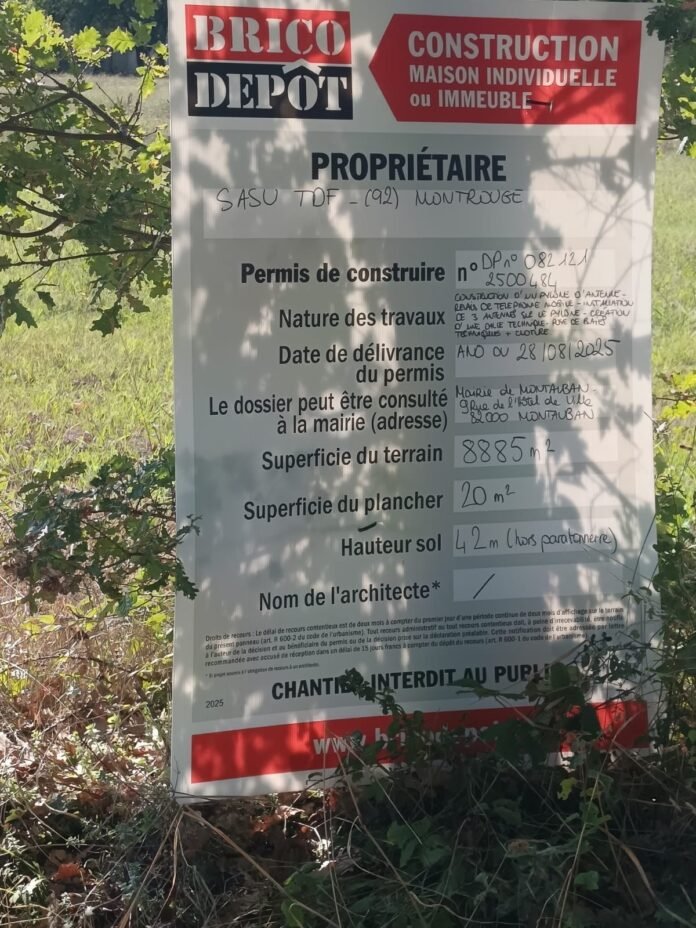Panneau de déclaration préalable TDF pour construction d'un pylône de téléphonie mobile de 42 mètres à Montauban St-Hilaire Falguières