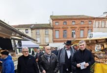 Municipales 2026 : les élus régionaux apportent leur soutien à Julien Sueres à Castelsarrasin Julien Sueres avec Patrice Garrigues et Rodolphe Portolès sur le marché de Castelsarrasin