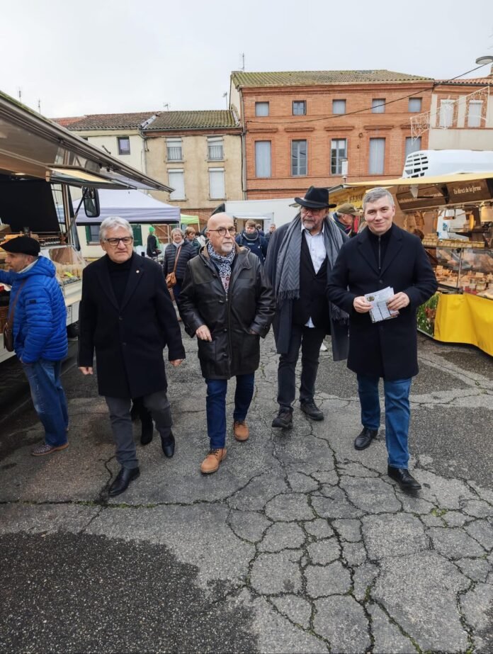 Julien Sueres avec Patrice Garrigues et Rodolphe Portolès sur le marché de Castelsarrasin
