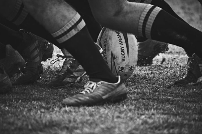 En Tarn-et-Garonne, le rugby n'est pas seulement un sport pratiqué le week-end. C'est une culture transmise de génération en génération, un marqueur d'identité ancré dans les villages, les familles et les terrains du dimanche. En cette saison 2025-2026, ce territoire vit un moment particulier : son club phare, l'Union sportive montalbanaise, évolue à nouveau en Top 14 — quinze ans après l'avoir quitté. Avec les joies et les difficultés que cela implique. Sapiac, le temple montalbanais du rugby L'Union sportive montalbanaise est fondée en novembre 1903. Plus d'un siècle de rugby, de relégations, de remontées et de victoires mémorables. Son titre de champion de France, décroché le 28 mai 1967 face au CA Bègles sur le score de 11-3 au stade Lescure de Bordeaux, reste le seul Bouclier de Brennus de l'histoire du club — et une référence gravée dans la mémoire collective du département. La suite est moins linéaire. Après une parenthèse professionnelle de 2001 à 2010, soldée par un dépôt de bilan et une relégation administrative douloureuse, le club reconstruit patiemment. Sacré champion de France de Fédérale 1 en 2014, il retrouve le monde professionnel et la Pro D2. Puis vient l'exploit de juin 2025 : sixième et dernier qualifié de la saison régulière de Pro D2, l'USM enchaîne les victoires en barrage à Colomiers, en demi-finale à Brive, puis remporte la finale face au leader Grenoble 24-19 — un parcours aussi improbable que mémorable, qui lui offre son ticket pour le Top 14 quinze ans après l'avoir quitté. Le retour dans l'élite génère immédiatement un engouement considérable. 3 721 abonnés à Sapiac pour la saison 2025-2026, un record absolu, avec des places vendues en quelques minutes dès l'ouverture de la billetterie. Le stade lui-même a subi une profonde transformation lors de l'été 2024 : rénové pour 8 millions d'euros, il a perdu son vélodrome historique et sa capacité a été ramenée à 7 200 places, contre plus de 9 000 avant travaux. Le terrain a été rapproché des tribunes pour créer une ambiance « à l'anglaise » , remplaçant la mythique cuvette par un nouveau chaudron. Une tribune provisoire démontable de 1 008 places a été ajoutée pour la saison de Top 14 , portant la jauge totale aux alentours de 9 000 spectateurs. Sur le terrain, la réalité du Top 14 est sévère. À l'issue de la 19e journée disputée le week-end du 21 mars 2026, l'USM est lanterne rouge du championnat avec seulement 7 points — 1 victoire, 1 nul et 17 défaites — et une différence de points de -556. Samedi dernier à Sapiac, les hommes de Sébastien Tillous-Borde se sont inclinés 26-60 face à Bayonne, encaissant neuf essais à domicile. Le retour en Pro D2 en fin de saison semble désormais inévitable. Mais à Montauban, la ferveur des supporters, elle, reste intacte. Un maillage de clubs qui couvre tout le département Le rugby tarn-et-garonnais, ce n'est pas seulement Montauban. C'est un réseau dense de clubs amateurs répartis sur l'ensemble du territoire. On compte dans le département des clubs à Moissac, Castelsarrasin, Valence-d'Agen, Caussade, Beaumont-de-Lomagne, Nègrepelisse, Grisolles, Verdun-sur-Garonne, Finhan, Lauzerte, Dunes, Monclar-de-Quercy, Saint-Nicolas-de-la-Grave — et bien d'autres encore. L'Avenir Moissagais, fondé le 6 mars 1905, a célébré ses 120 ans d'existence en 2025. Avec plus de 250 licenciés et toutes les catégories représentées du baby rugby aux vétérans, ce club est l'un des piliers associatifs de Moissac. Le CA Castelsarrasinois, l'Avenir Valencien à Valence-d'Agen, l'US Caussadaise, le Stade Beaumontois Lomagne Rugby : autant de clubs qui forment la colonne vertébrale du rugby amateur départemental, avec leurs équipes seniors, leurs sections jeunes, leurs bénévoles et leurs troisièmes mi-temps. Ce maillage permet la pratique du rugby dès le plus jeune âge, dans presque chaque bassin de vie du département. Le rugby amateur, âme du territoire Le cœur du rugby tarn-et-garonnais bat à un rythme amateur et rural. Les derbies entre clubs voisins, les finales départementales jouées devant des tribunes bien garnies, les matchs retour sous la pluie de novembre : c'est là que se joue l'essentiel de l'histoire rugbystique du département. Le club est souvent le cœur de la vie associative locale — parfois la seule occasion pour les habitants d'un même village de se retrouver régulièrement. La troisième mi-temps n'est pas un cliché : c'est un rituel social, un moment où les équipes adverses se retrouvent autour d'une table, où les rivalités du terrain s'effacent dans la convivialité. Le bénévolat est l'autre pilier invisible de cette culture : des centaines de dirigeants, entraîneurs et responsables de sections jeunes consacrent leur temps libre à faire vivre leurs clubs, sans lesquels le rugby local n'existerait tout simplement pas. Des défis réels, une passion intacte Le rugby amateur n'échappe pas aux tendances de fond : baisse du nombre de licenciés dans certains clubs, concurrence d'autres sports, désertification de certains villages. Des clubs se regroupent, forment des ententes pour maintenir des équipes compétitives là où un seul club ne pourrait plus aligner un XV. Ces défis sont réels et méritent d'être pris au sérieux. Mais l'attachement du territoire à son sport demeure profond. Même si la saison de Top 14 s'avère difficile sur le plan sportif pour l'USM, l'intérêt et la ferveur générés dans tout le département depuis la montée en 2025 témoignent d'une passion qui ne s'éteint pas. Ici, le rugby n'est pas un spectacle. C'est un héritage. Et dans ce département où chaque village a son terrain et chaque famille sa légende ovale, cet héritage a encore de beaux jours devant lui.