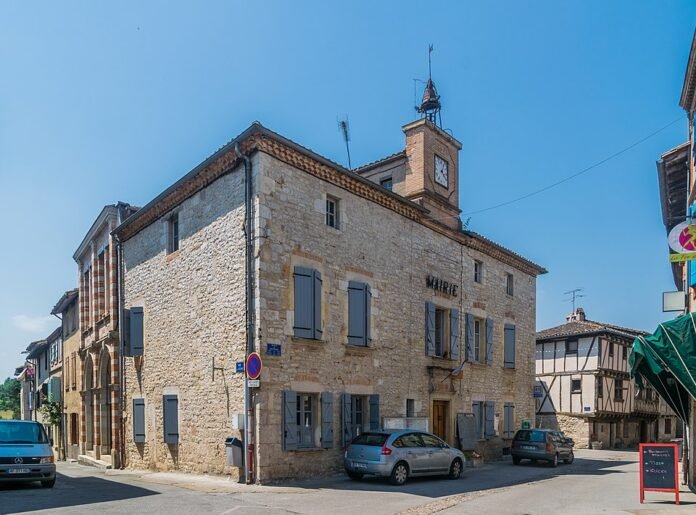 Mairie Montricoux village médiéval Quercy Vert-Aveyron Tarn-et-Garonne patrimoine